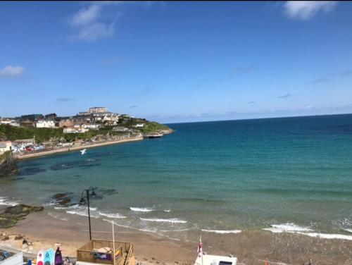 a view of a beach and the ocean at Lovely 1 bedroom flat in the heart of Newquay in Newquay