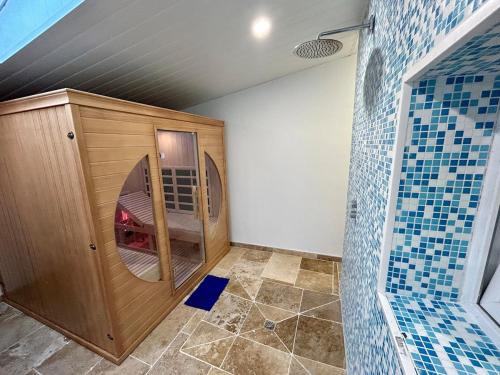 a bathroom with a shower with a mirror at Logement thérapie bien-être in Pont-lʼAbbé