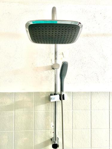 a shower head and a brush in a bathroom at Civico 31 in Terralba