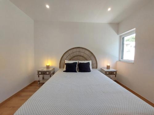 Un dormitorio con una cama grande con dos mesitas de noche. en V2 - Bungalow 12, en Quarteira