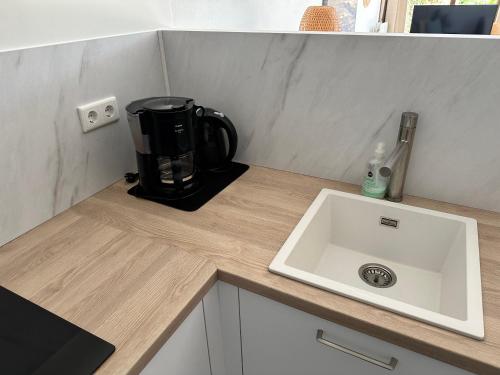encimera de cocina con cafetera y fregadero en Vakantie Zeeland, en Brouwershaven