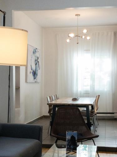Posezení v ubytování Perfect for Groups Big Livingroom 2 Backyard 3BR