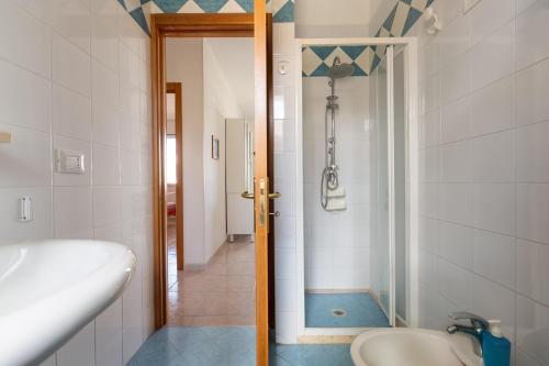 ein Badezimmer mit Badewanne, Toilette und Waschbecken in der Unterkunft Villino Raffy by BarbarHouse in Torre dell'Orso