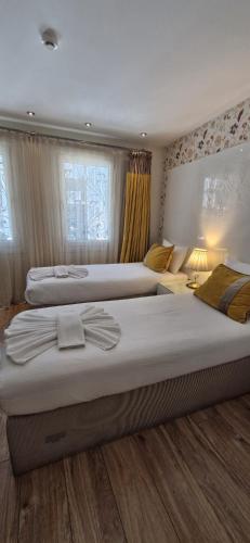 Una cama o camas en una habitación de Katelya Hotel