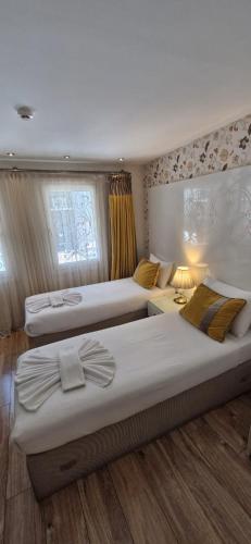 Una cama o camas en una habitación de Katelya Hotel