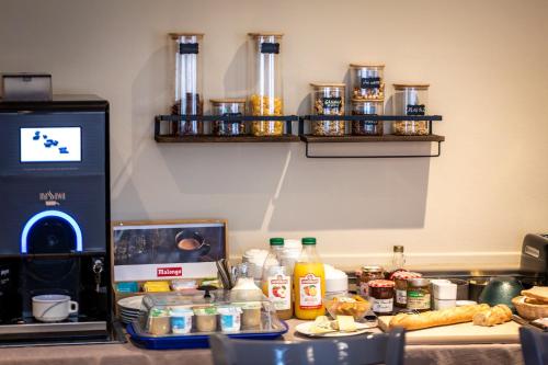 una encimera con comida y bebidas. en hotel du commerce, en Joncy