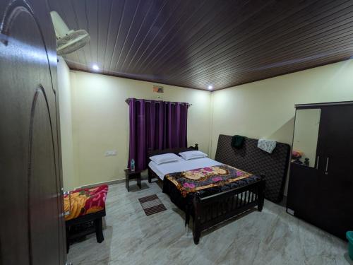 Postel nebo postele na pokoji v ubytování Coorg Milestone Homestay