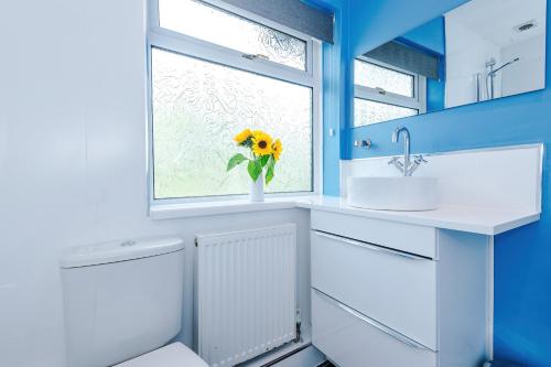 Fotografie z fotogalerie ubytování 3 BR Property in Prestwich 15 mins from Manchester City Centre Garden Free parking Superfast WIFI Netflix v Manchesteru