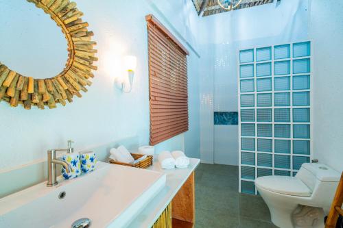 Ένα μπάνιο στο Pearl Bay Villas Private Resort
