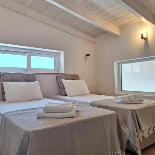 a room with two beds with towels on them at Azzurro Mare in Póndi