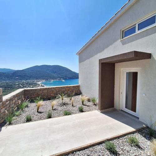 a house with a garage and a view of the ocean at Azzurro Mare in Póndi