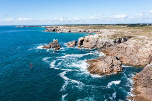 - une vue aérienne sur les rochers de l'océan dans l'établissement test, à La Celle-sous-Gouzon