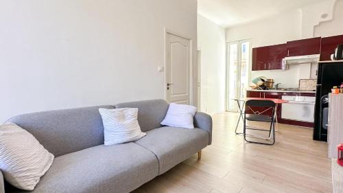 un salon avec un canapé et une cuisine dans l'établissement Nice deux pieces, à Nice