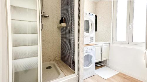 une salle de bain avec une machine à laver et un lave-linge dans l'établissement Nice deux pieces, à Nice