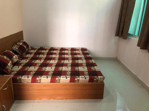 Katil atau katil-katil dalam bilik di VRINDAVAN HOTEL SARASWATI DEVI ATITHI BHAWAN - Near Prem Mandir & Isckon Temple- #Free Wi-Fi #Parking #Fully Air Conditioning #Room Service #Premium Hotel In Vrindavan