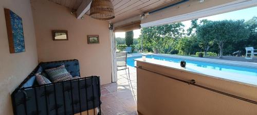 un patio avec piscine et une table avec vue dans l'établissement Chambres de Charme avec Piscine, à Léojac