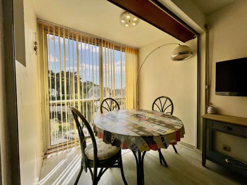 une salle à manger avec une table et des chaises et une fenêtre dans l'établissement Quiberon 3 pièces, 40m², près des plages, parking - FR-1-478-321, à Quiberon