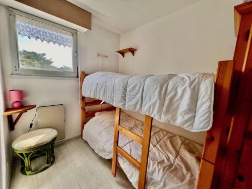 - une petite chambre avec des lits superposés et une fenêtre dans l'établissement Quiberon 3 pièces, 40m², près des plages, parking - FR-1-478-321, à Quiberon