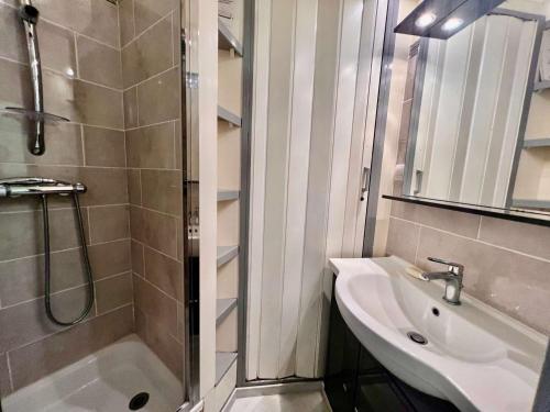 une salle de bain avec une douche, un lavabo et une baignoire dans l'établissement Quiberon 3 pièces, 40m², près des plages, parking - FR-1-478-321, à Quiberon