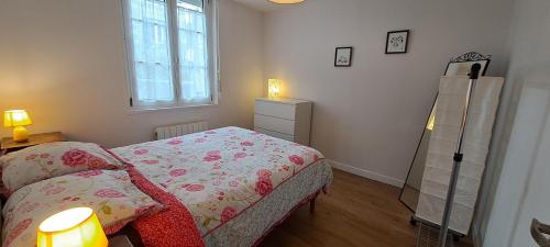 une petite chambre avec un lit et une fenêtre dans l'établissement Appartement calme, hypercentre, au pied du marché, à Rochefort