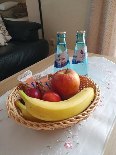 a basket of fruit and two bottles of soda at Privatzimmer mit Balkon im schönen Allgäu in Stetten