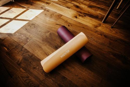two spools of purple and white thread on a wooden floor at Schönstes kleines Ferienhaus in der Lü-Heide in Egestorf