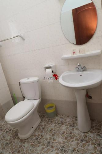 Bilik mandi di AfriqPnB RF Appart Biyem Assi avec Piscine