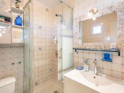 une salle de bain avec une douche, un lavabo et un miroir dans l'établissement Studio cabine à Carnac - Vue mer - Animaux acceptés - FR-1-477-262, à Carnac