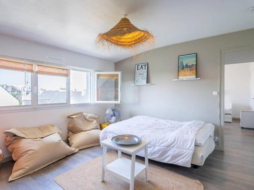 une chambre avec un lit et un canapé dans l'établissement Carnac : Bel Appartement 43m², 2 Pièces, Wifi Inclus, Proche Plage - FR-1-477-261, à Carnac