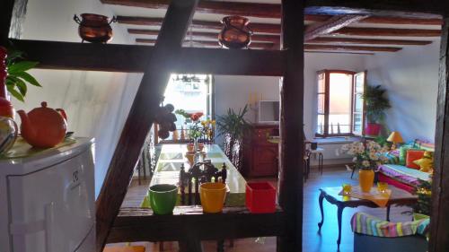 vistas a una sala de estar con mesa en La Tour Enchantée, en Ribeauvillé