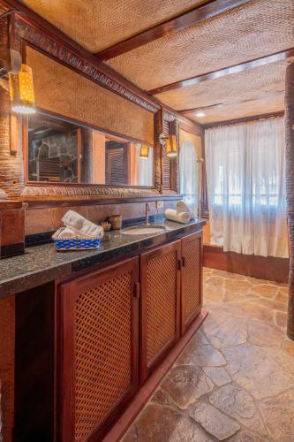 a kitchen with a sink in a train room at Dayo Hotel in Flecheiras