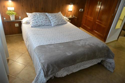 Ένα ή περισσότερα κρεβάτια σε δωμάτιο στο Hotel Mayno