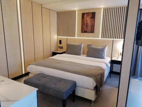 Ένα ή περισσότερα κρεβάτια σε δωμάτιο στο N'Ala Otel