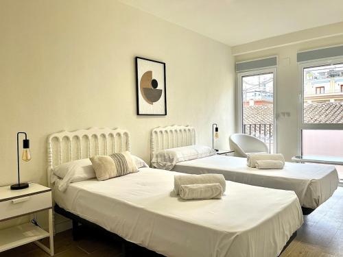 Ένα ή περισσότερα κρεβάτια σε δωμάτιο στο Luxury Escape by the Beach and City Center