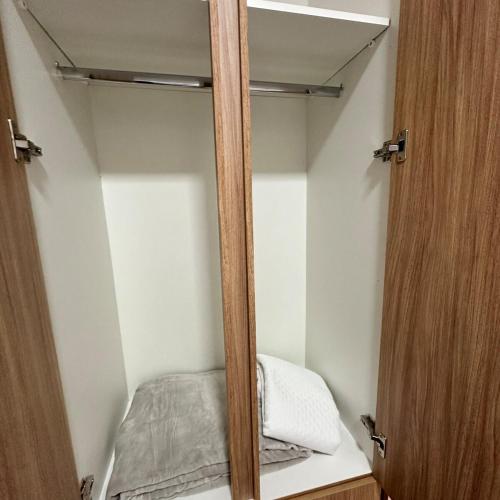 a closet with a mirror and a bed in it at Flor Prime Loft in Extrema