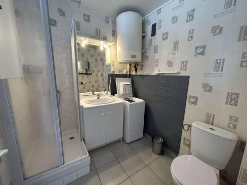 une salle de bain avec toilettes, lavabo et douche dans l'établissement Studio cabine 4 pers. avec balcon et parking, proche plage - FR-1-224C-176, à Saint-Jean-de-Monts