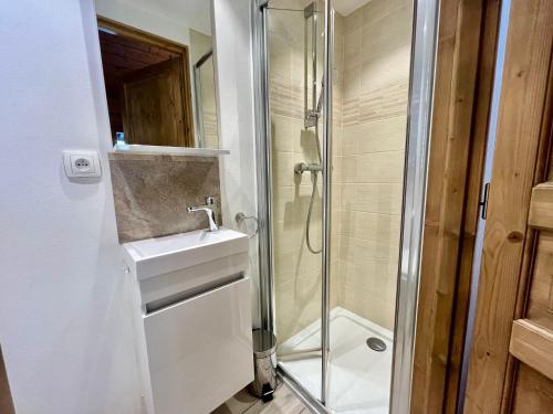 a bathroom with a sink and a shower at Appartement T3 confortable avec balcon, centre village, proche ski-bus, animaux acceptés - FR-1-624-49 in Samoëns