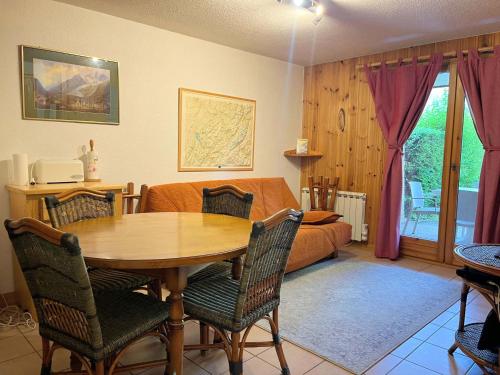 un salon avec une table et un lit dans l'établissement Appartement T2 cosy avec jardinet, proche centre et skibus, WiFi, parking et équipements complets - FR-1-624-61, à Samoëns