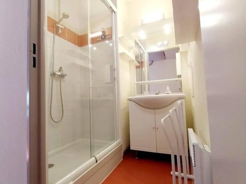 une salle de bain blanche avec une douche et un lavabo dans l'établissement Appartement à Cauterets: 4 pers, parking, proche thermes - FR-1-812-86, à Cauterets
