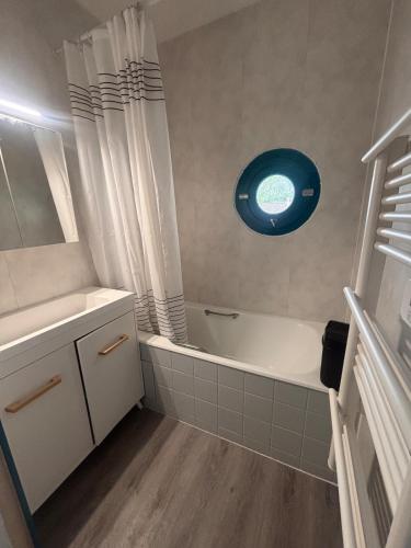 Photo de la galerie de l'établissement Maison avec terrasse et jardin, 20 minutes des plages, à Saint-Jean-dʼAngle