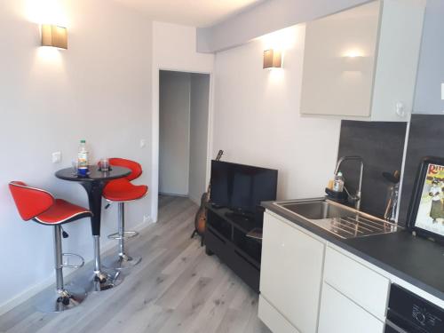 Cozy new studio central close Eiffel tower