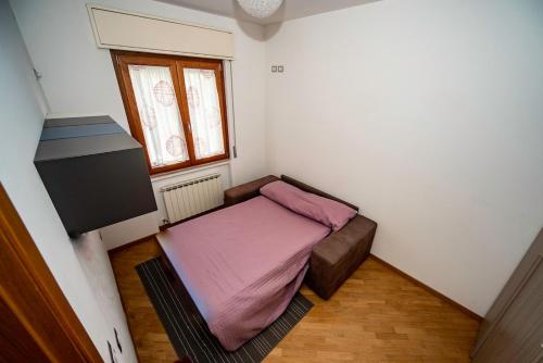 Cama pequeña en habitación pequeña con ventana en Casa Vacanza Mark Beach, en Marotta
