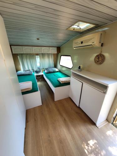 a small room with two beds in a trailer at Aquariumi Jale Camping in Jal