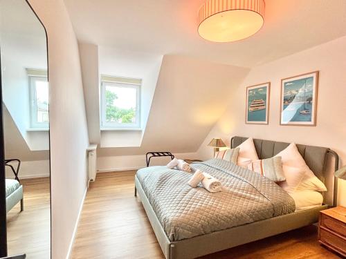 Postel nebo postele na pokoji v ubytování Snug Stays 6 - ruhige Toplage Seeblick Maisonette Design-Wohnung I 3-Zimmer I zentral