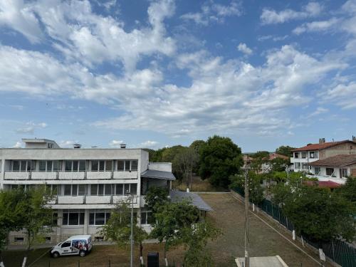 a white van parked in front of a building at Къща за Гости Морска звезда in Ahtopol