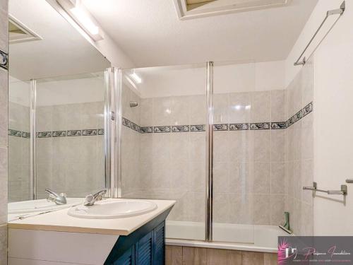 une salle de bain avec un lavabo et une douche dans l'établissement Studio confortable à La Rochelle avec balcon - FR-1-825-68, à La Rochelle