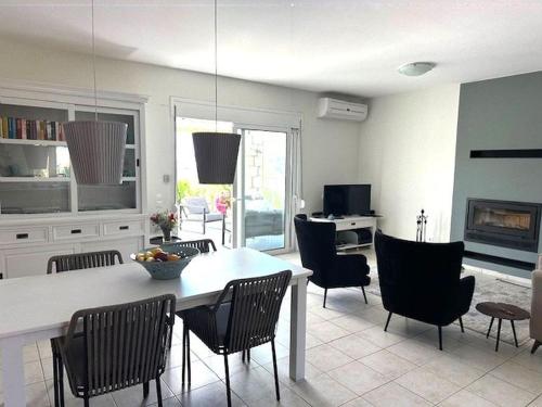 a kitchen and dining room with a table and chairs at Villa Athina in Pangalochori