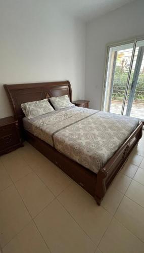 a large bed in a bedroom with a window at Appartement moderne équipé, situé au centre de Oujda in Oujda