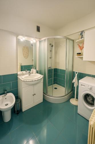 une salle de bain avec douche et lavabo et une machine à laver dans l'établissement STUDIO 4 COUCHAGES - À 2 min de la plage à pied - Parking et linge en option, à Juan-les-Pins