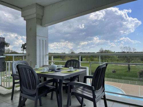 Confortable appartement avec piscine, golf, et parking - FR-1-224-789